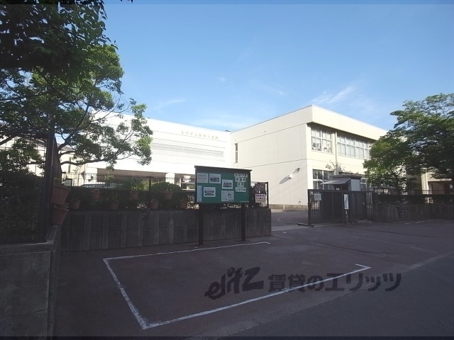 【亀岡市篠町柏原のアパートの中学校】