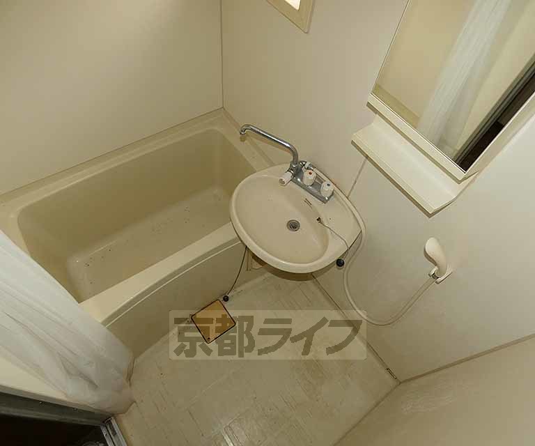 バス・シャワールーム　バスルームです。