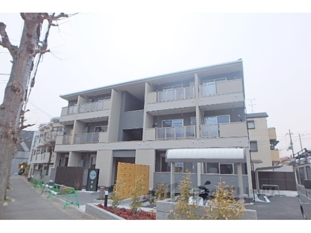 京都市山科区勧修寺西金ケ崎のアパートの建物外観