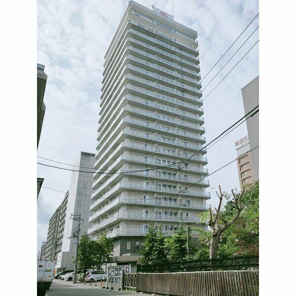 【札幌市中央区南七条西のマンションの建物外観】