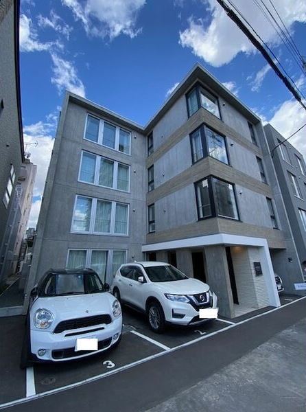 【札幌市中央区南十六条西のマンションの建物外観】