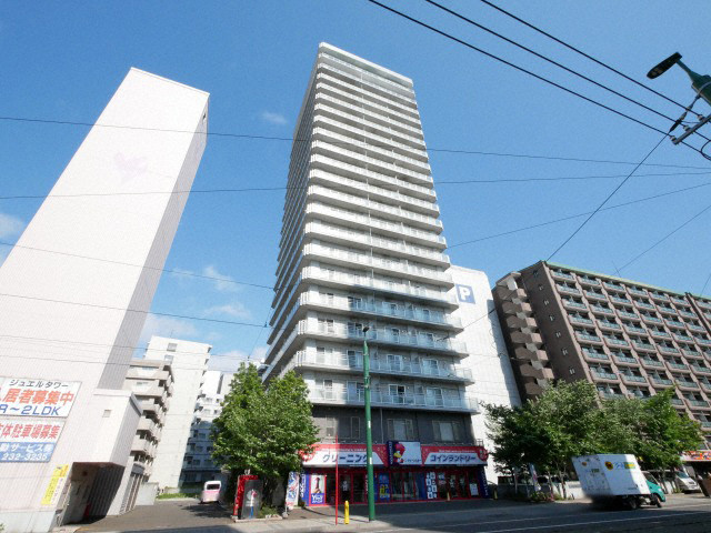 札幌市中央区南七条西のマンションの建物外観