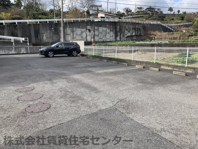 【ハイツシャルマンリコＡの駐車場】