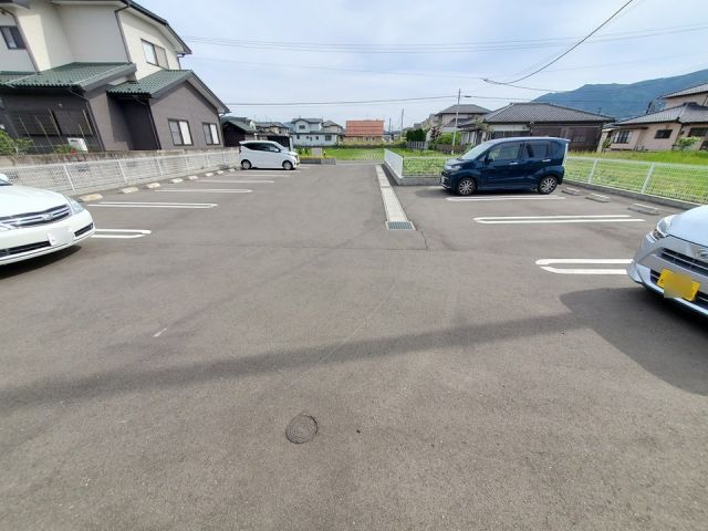 【白石市東町のアパートの駐車場】