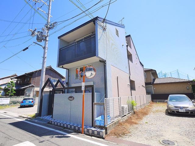 大和郡山市小泉町のアパートの建物外観