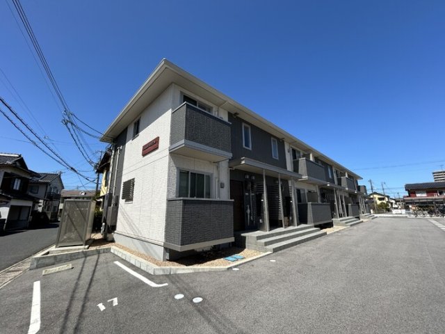 【米子市目久美町のアパートの建物外観】