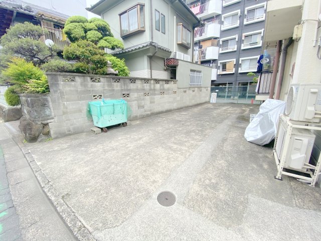 【富田林市喜志町のアパートの駐車場】