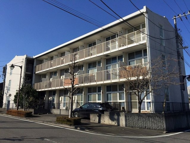 【稲城市百村のマンションの建物外観】