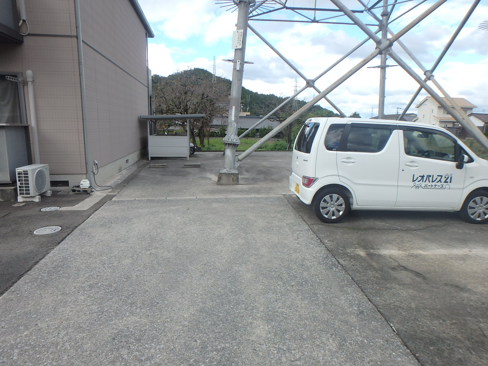 【新居浜市萩生のアパートの駐車場】