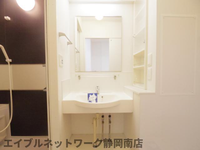 洗面設備　ゆったりとスペースのある洗面所