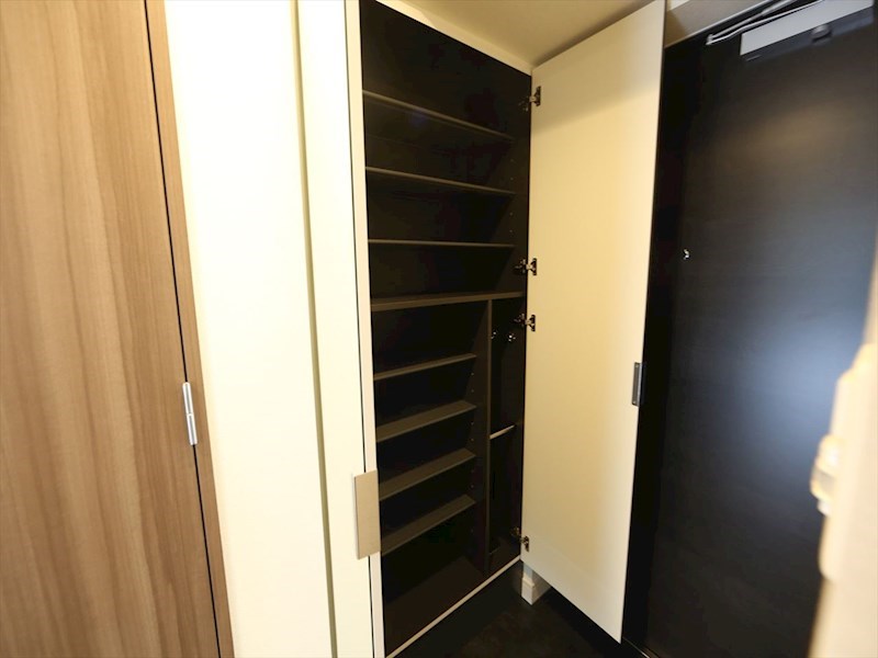 玄関　玄関　シューズボックス付（収納充実してます）