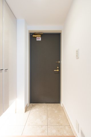 玄関　※別部屋の参考写真です。