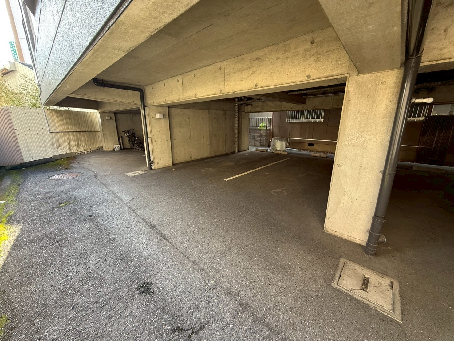 駐車場　敷地内