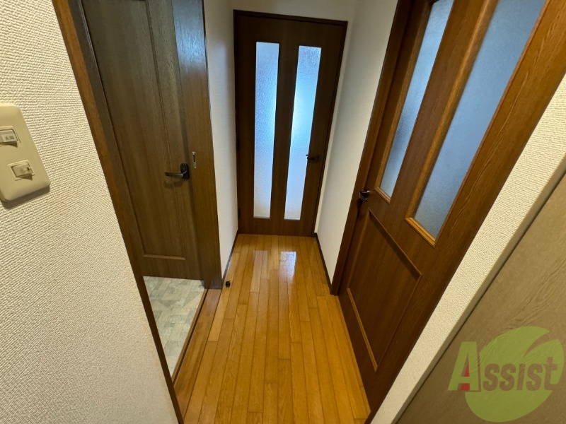 玄関　玄関から撮影しました。明るい印象ですね。