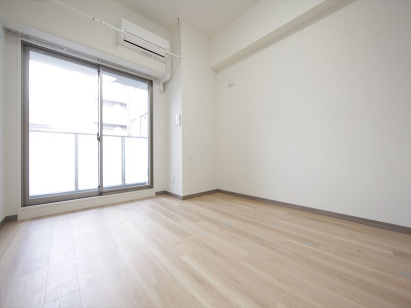 バルコニー　洋室10.5帖　エアコン完備　クローゼット付　バルコニー