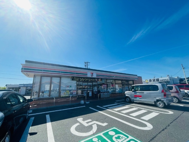 コンビニ　セブンイレブン鈴鹿岡田１丁目店（コンビニ）まで498m