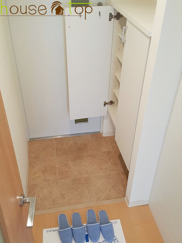 玄関　シューズボックス・物入れがあるので大変便利♪