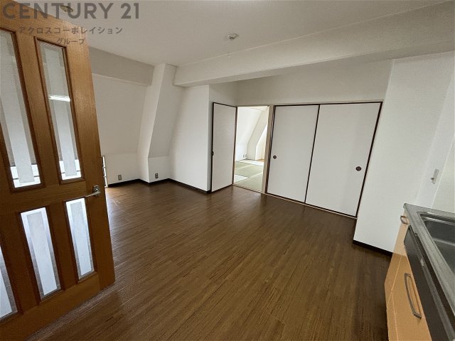 居室・リビング　窓があり広々13.５帖のリビングです♪