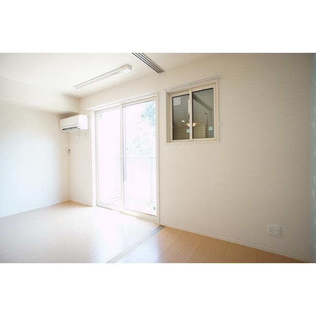 居室・リビング　明るい日差しの室内