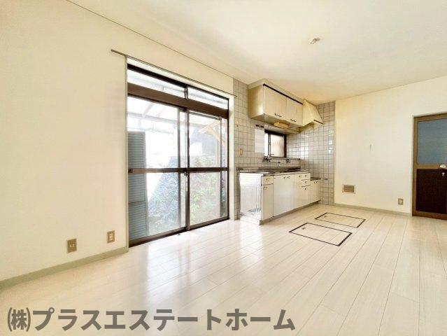 上池田1丁目戸建の居間写真