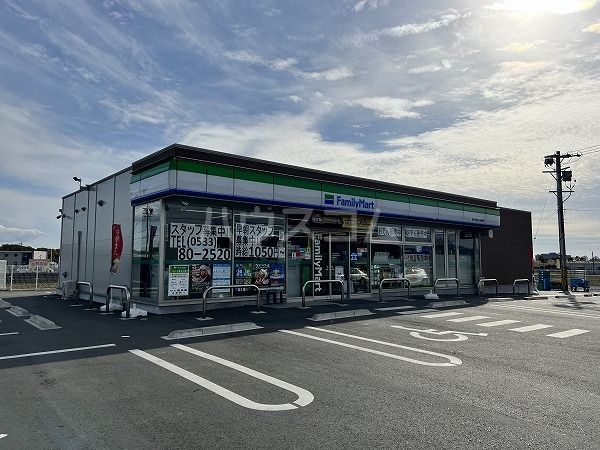 コンビニ　ファミリーマート 豊川赤塚山公園前店（コンビニ）まで676m