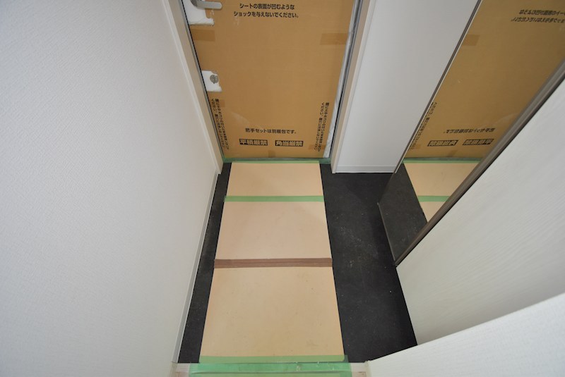 玄関　建築中