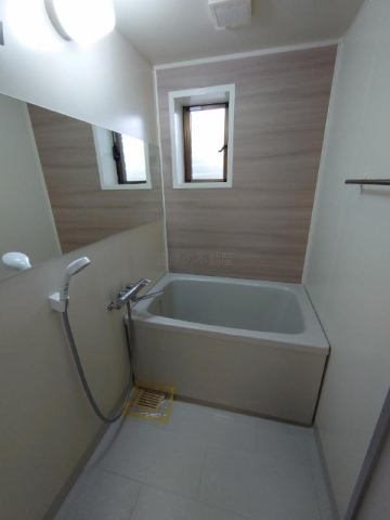 バス・シャワールーム　同じ建物のお部屋のお部屋の写真です。