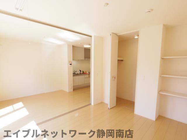 居室・リビング　こちらの居間で趣味の時間をお楽しみください