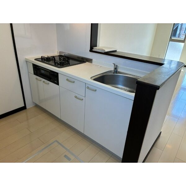 キッチン　※写真は同じマンションの違う部屋のものになります。