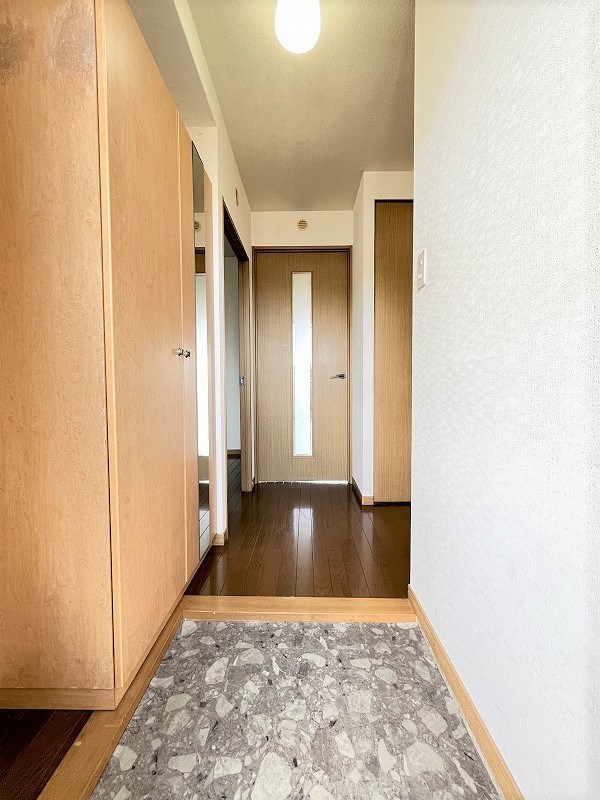 玄関　退去予定のため別部屋写真使用