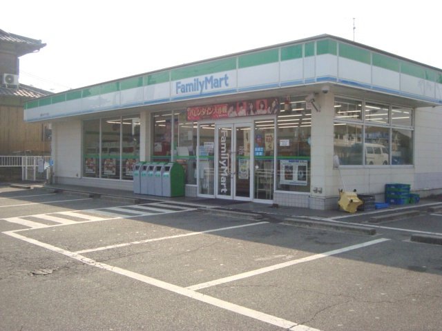 コンビニ　ファミリーマート鈴鹿ひばりケ丘店マックスバリュ鈴鹿店（コンビニ）まで370m