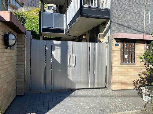 エントランス　オートロックゲート付き。