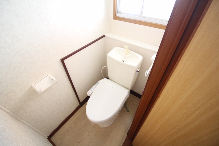 トイレ　温水洗浄便座付きです！