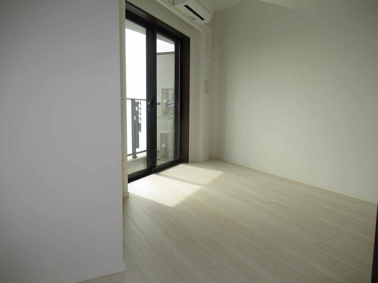 その他　5.7帖の東南角部屋。白を基調としたきれいなお部屋です。