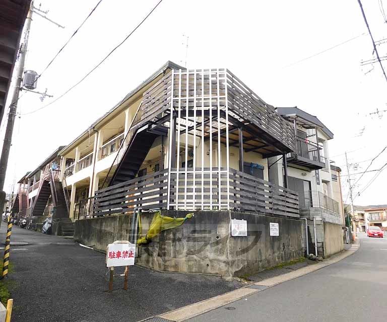 京都市山科区西野山中畑町のアパートの建物外観