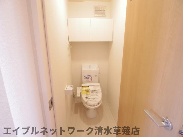 トイレ　落ち着いた色調のトイレです