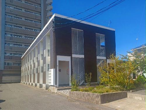 【レオパレスカルムＮＡＢＡの建物外観】