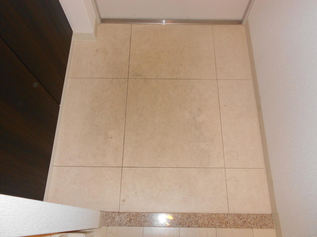 玄関　同モデル同タイプのものを使用