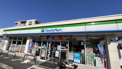 コンビニ　ファミリーマート（コンビニ）まで304m