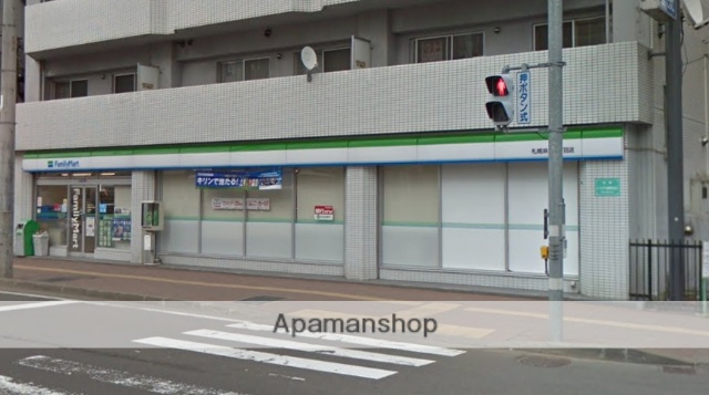 コンビニ　ファミリーマート（コンビニ）まで324m