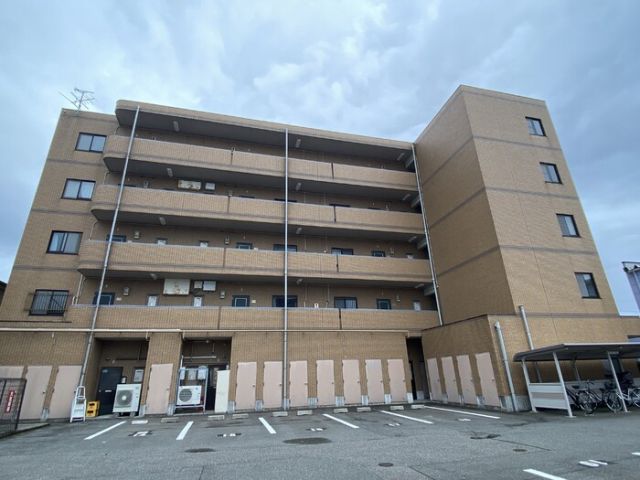 福井市和田東のマンションの建物外観