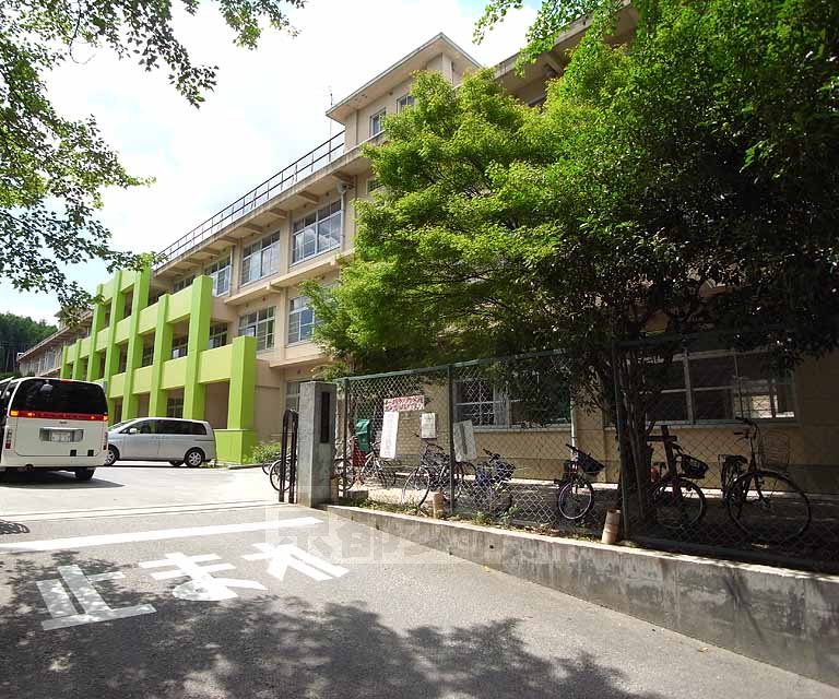 【向日市物集女町のマンションの小学校】