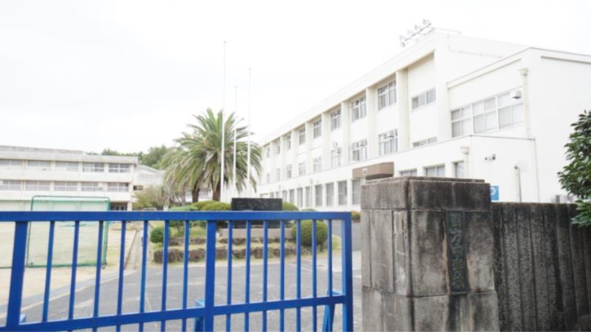 中学校　鴨方中学校（中学校）まで830m