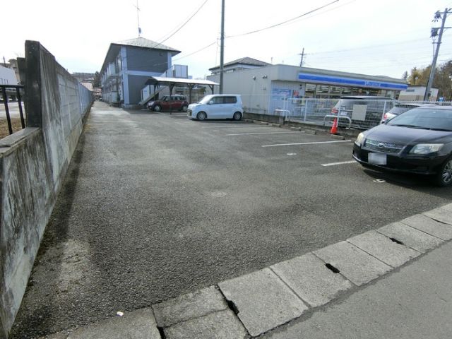 【角田市角田のアパートの駐車場】