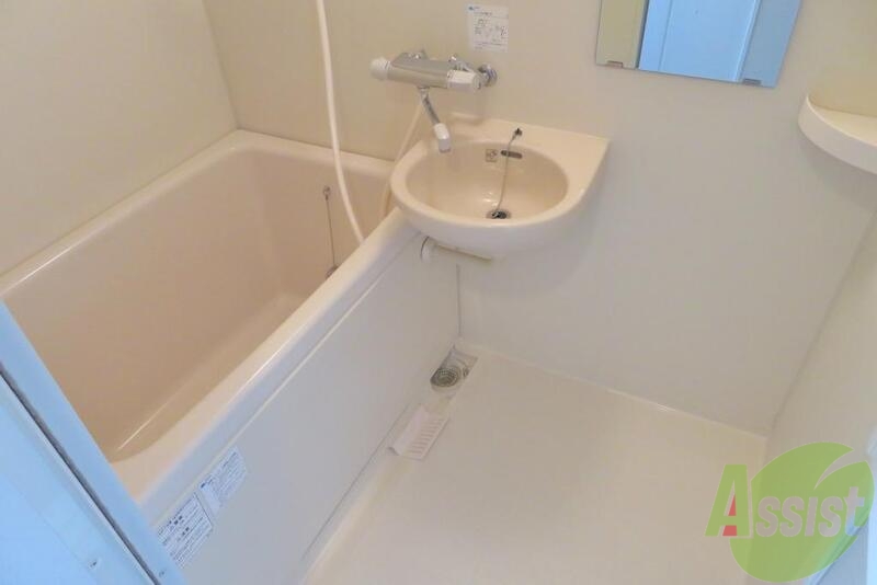 バス・シャワールーム　お風呂に洗面がついて便利ですね。