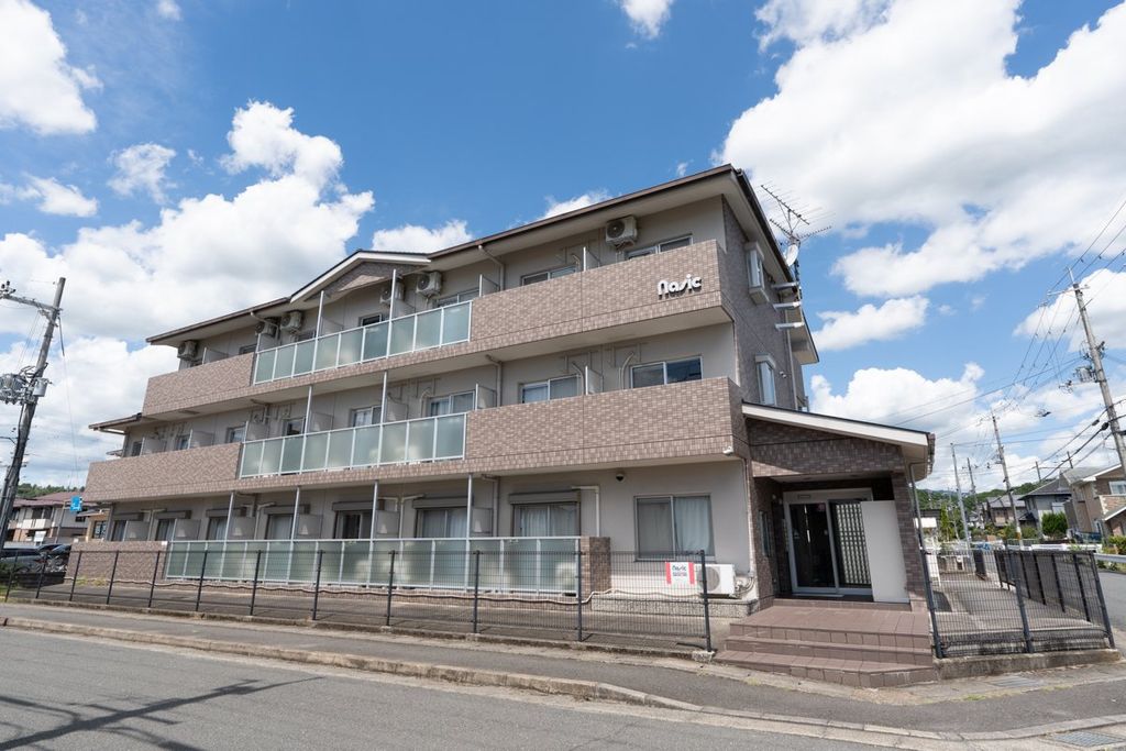 京都市左京区岩倉北桑原町のマンションの建物外観