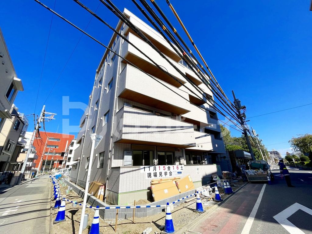 【足立区綾瀬のマンションの建物外観】