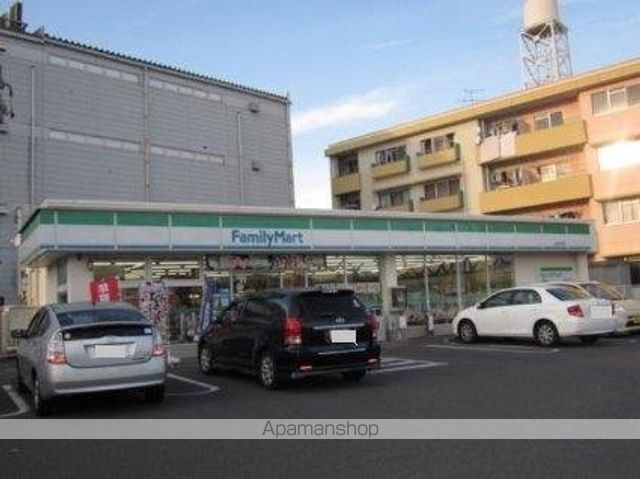 コンビニ　ファミリーマート（コンビニ）まで10m
