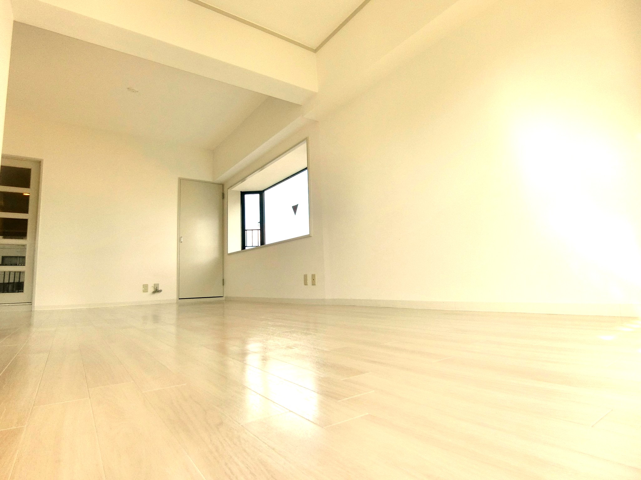 その他部屋・スペース　お洒落な出窓付の明るい南向きの広々としたリビングです☆