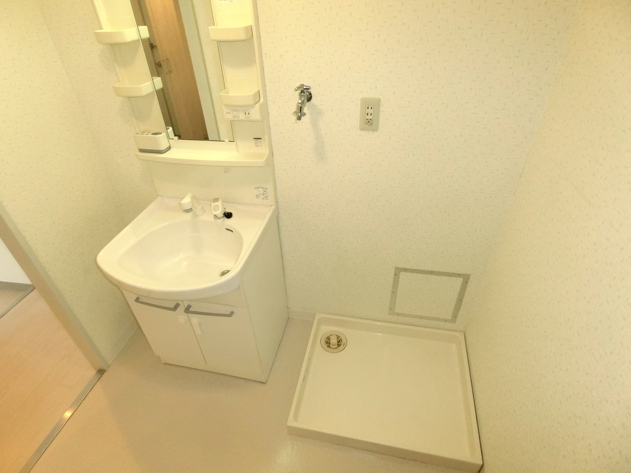 洗面設備　シャンプードレッサーと洗濯茎置き場を完備です☆